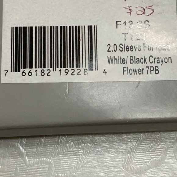 Jansport DIGITAL SLEEVE 2.0- Wht/Blk Crayon Flower - Picture 6 of 6